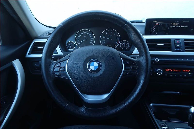 BMW Řada 3 (2015) 320 d xDrive, 4X4, Automat - fotka 19 z 24