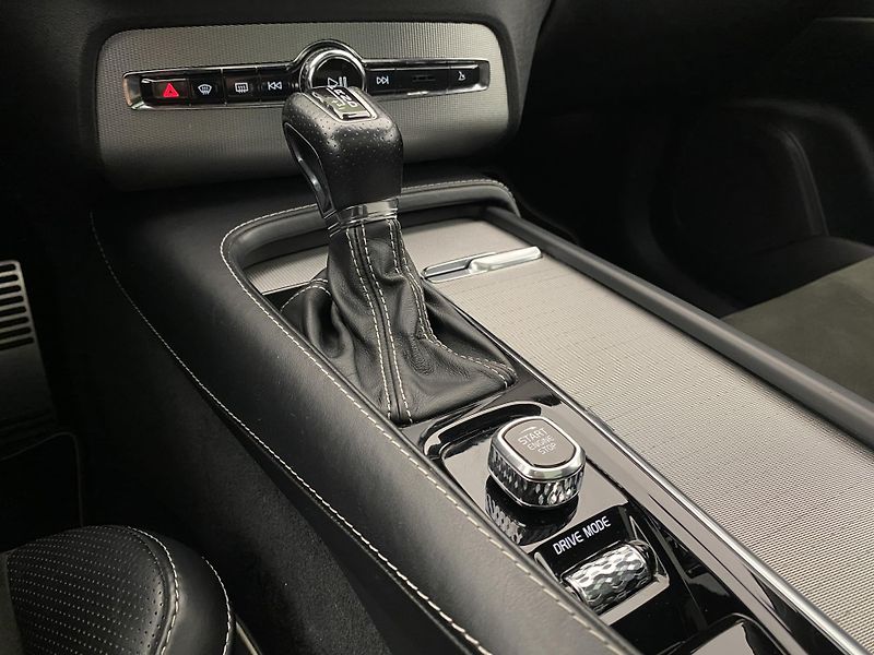 Volvo XC90 D5 AWD R-DESIGN AUT CZ - fotka 26 z 47
