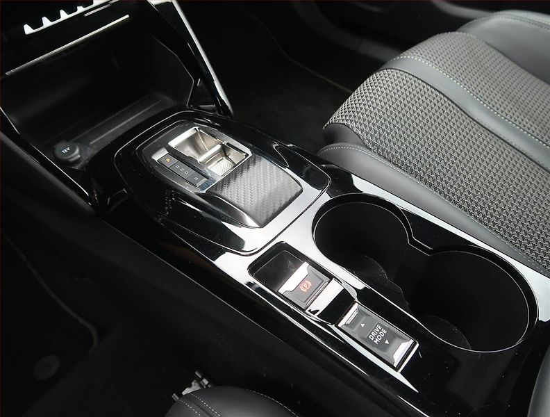 Peugeot 2008 (2022) GT 50 kWh, SoH 100% - fotka 13 z 22