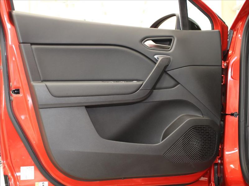 Renault Captur 1,6 E-Tech Hybrid 17 010km! - fotka 14 z 22