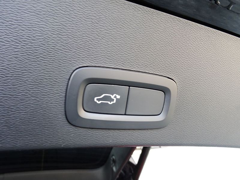 Volvo XC40 D3 A/T Virtual CarPlay Kamera - fotka 28 z 36