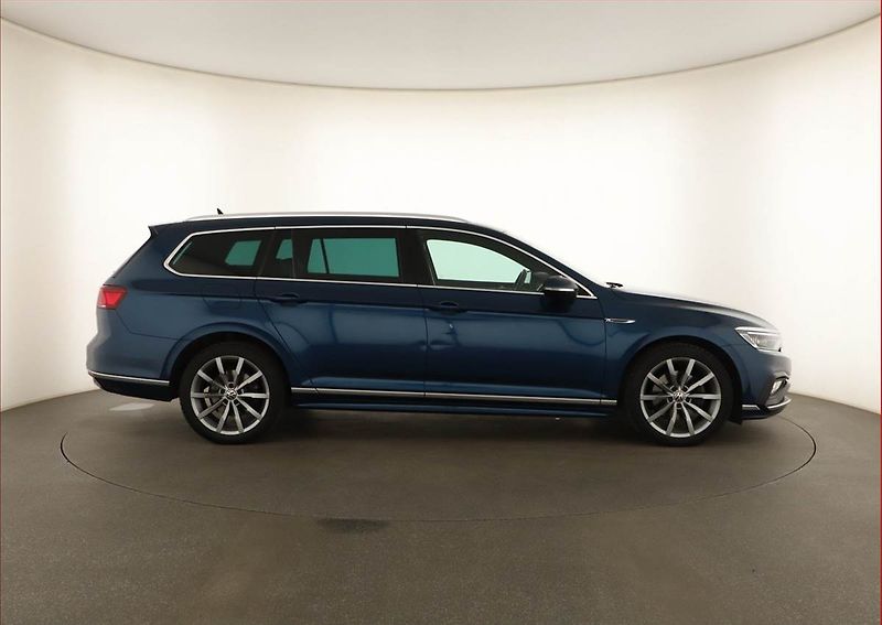 Volkswagen Passat (2021) R-Line 2.0 TDI - fotka 6 z 21