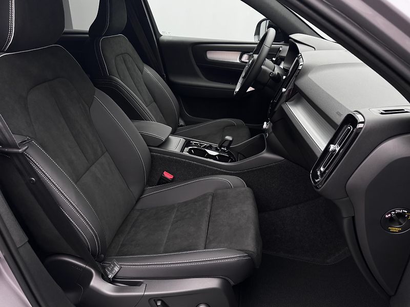Volvo XC40 (2026) B3 AUT DARK PLUS - fotka 22 z 23