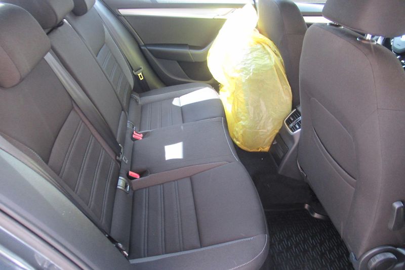 Škoda Octavia 1.8 TSi KLIMA TAŽNÉ 1.MAJ. - fotka 14 z 26