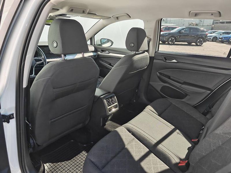 Volkswagen Golf Life 6G 1,0TSi - fotka 7 z 22