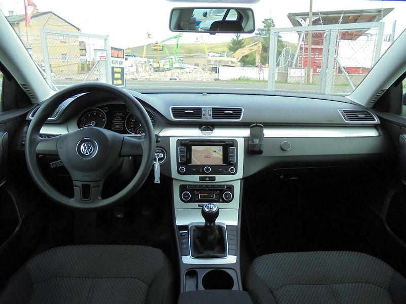 Volkswagen Passat (2012) 1.4 TSI-90 kw- NAVI-8x AIRBAG - fotka 9 z 11