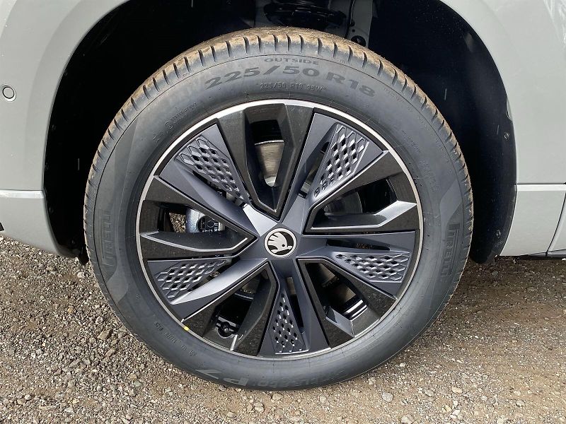 Škoda Karoq (2025) TDI 4x4 DSG Sportline - fotka 31 z 35