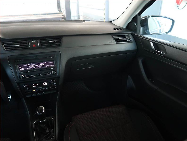 Škoda Rapid (2013) 1.6 TDI, Park. senzory - fotka 8 z 17