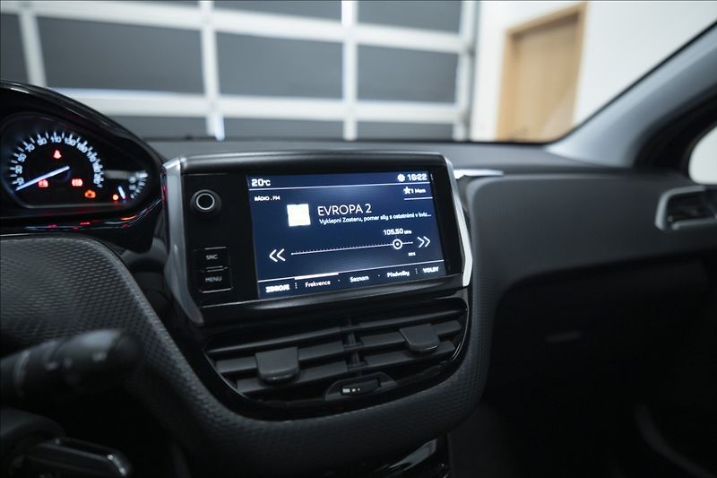 Peugeot 2008 1,2 i 1. AUT. AC VÝHŘEV 1. MAJ - fotka 29 z 36