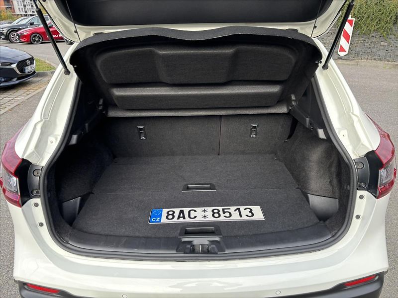 Nissan Qashqai 1,3 DIG-T Tekna PANORAMA TAŽNÉ - fotka 15 z 49
