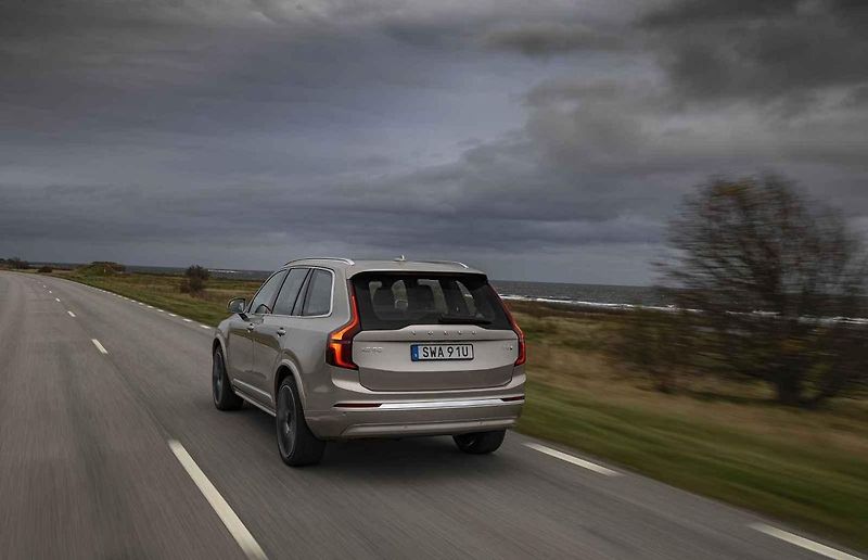 Jitka Čvančarová vozí svou dcerku v Porsche Cayenne.