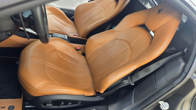 Ferrari F8 (2020) SERVIS-PLNÁ ÁRUKA-MAT WRAP - fotka 11 z 13