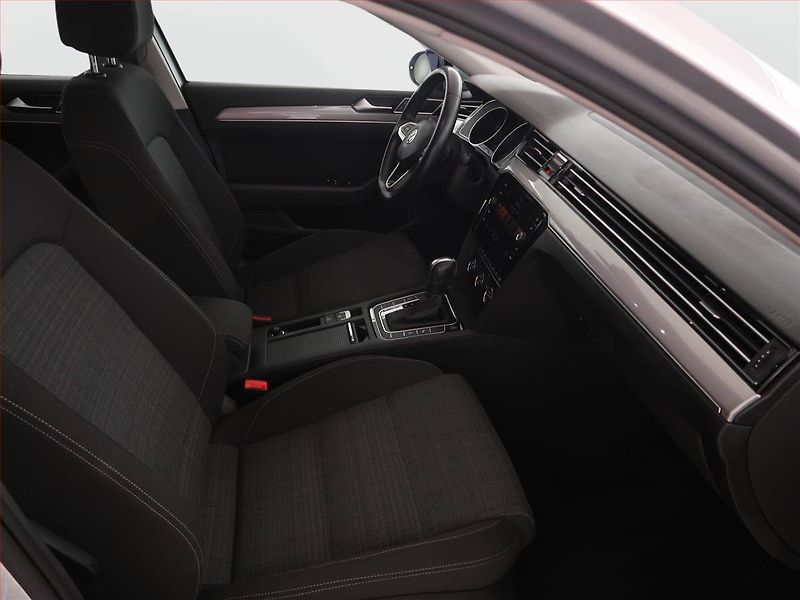 Volkswagen Passat (2020) 2.0 TDI, Automat, Navi - fotka 9 z 28