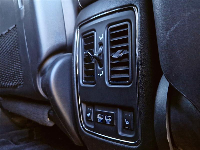 Jeep Grand Cherokee 6,4 i SRT 344kW NAVI TOPSTAV - fotka 15 z 32