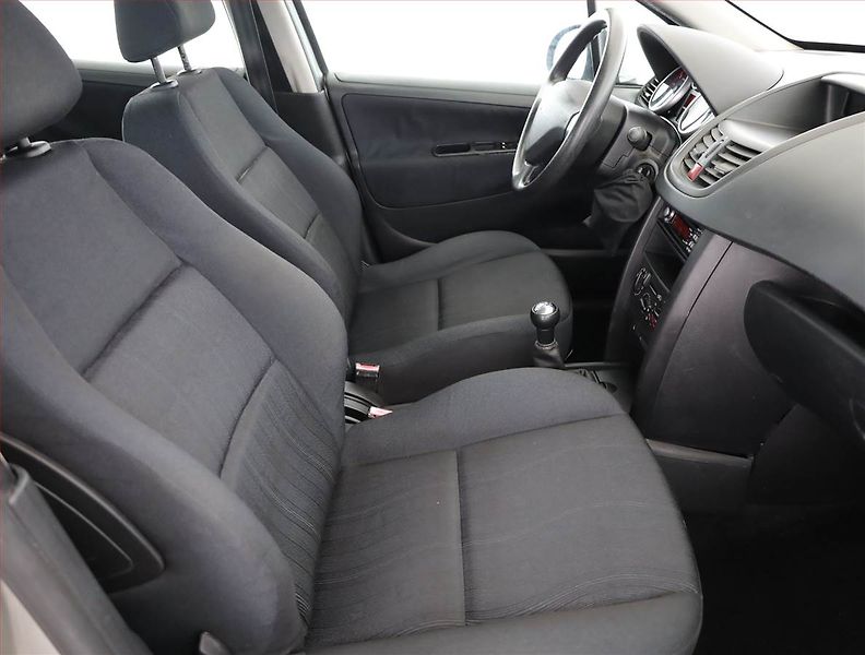 Peugeot 207 (2006) 1.4, v provozu - fotka 7 z 12