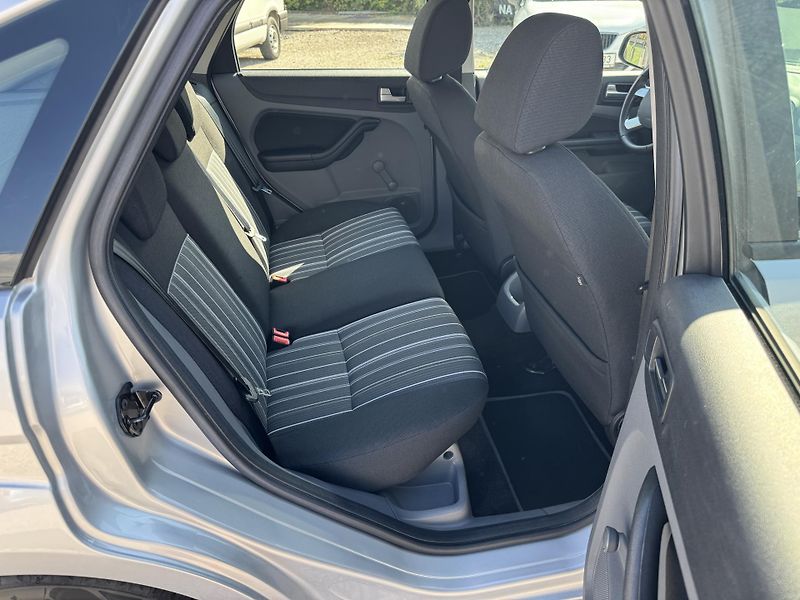 Ford Focus (2010) 1.6-16V,rezervace  - fotka 18 z 28
