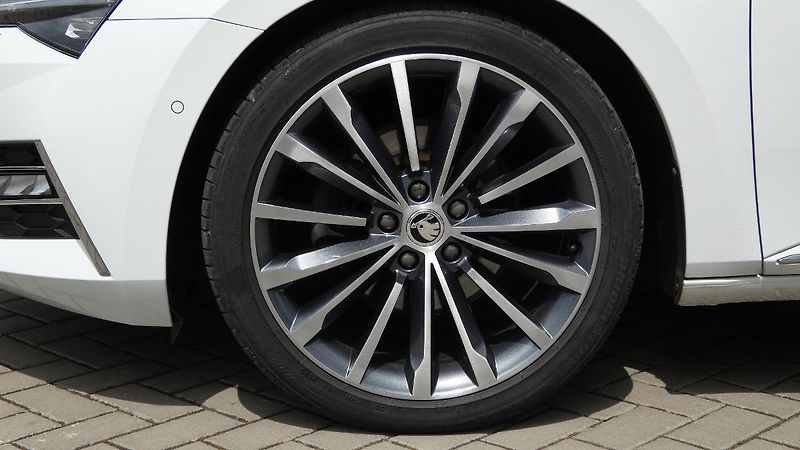 Škoda Superb 2,0 TDI 4x4 140kW L&K - fotka 29 z 30