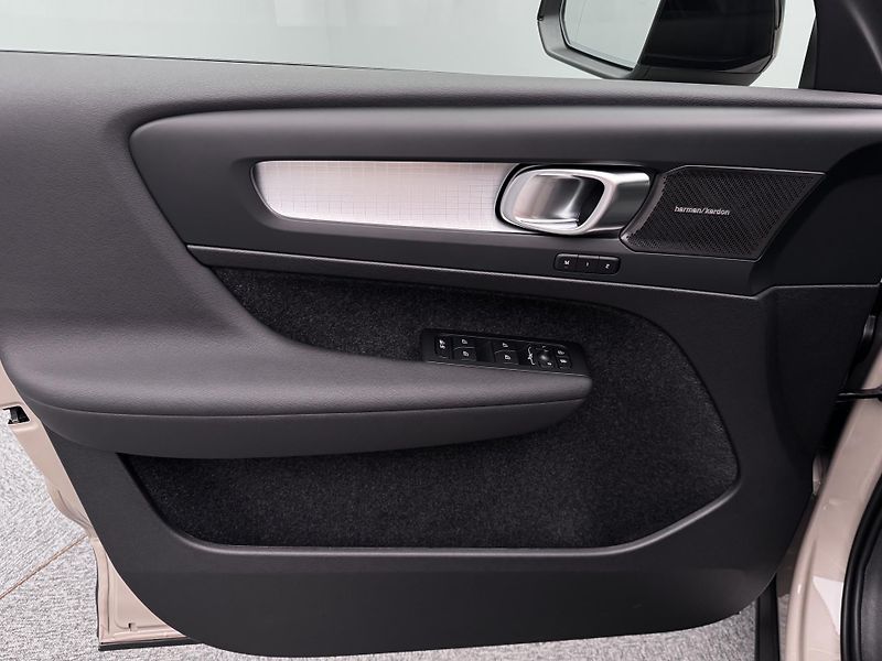 Volvo XC40 (2026) B3 AUT DARK PLUS - fotka 7 z 24