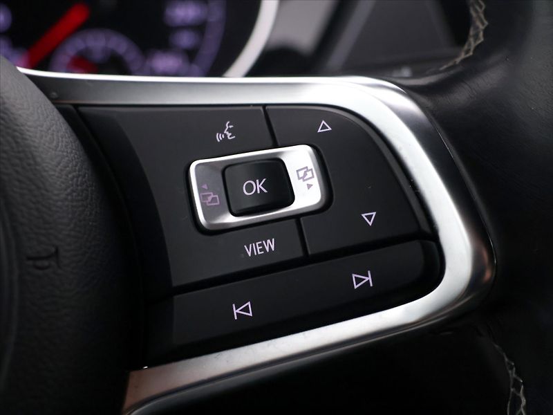 Volkswagen Touran 2,0 TDI 110kW R-Line DSG CZ - fotka 26 z 38