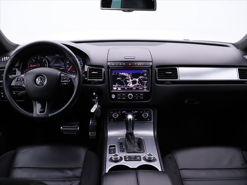 Volkswagen Touareg 3,0 TDI V6 DSG R-LINE CZ 4M - fotka 30 z 37