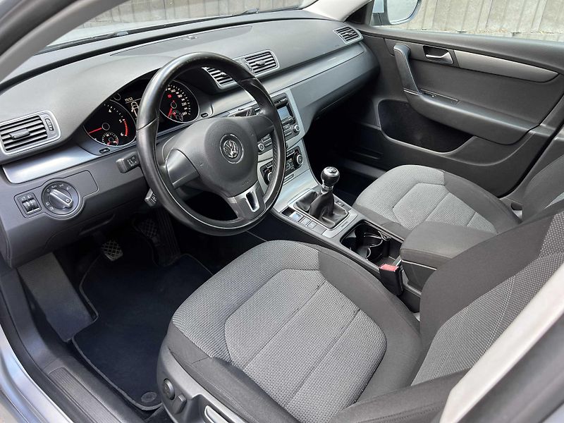 Volkswagen Passat 2.0 TDi 4MOTION 1.MAJ SERVISKA - fotka 9 z 19