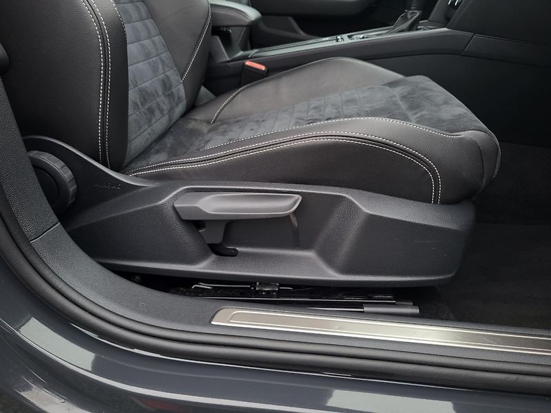 Volkswagen Passat SEDAN 2.0 TDi ELEGANCE *ČR - fotka 22 z 46