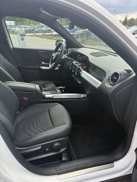 Mercedes-Benz GLB (2024) 200d 4MATIC - fotka 7 z 15