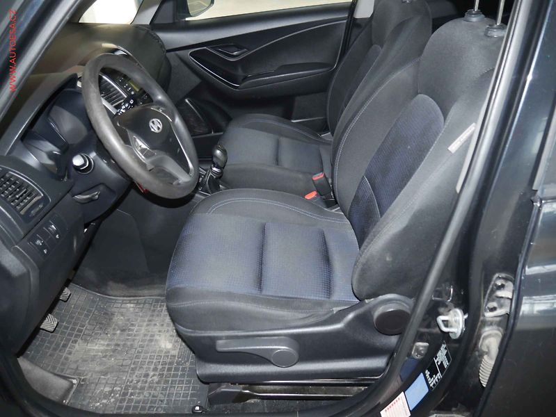 Hyundai ix20 (2011) 1.4i, ČR, AC, park.asist - fotka 9 z 17