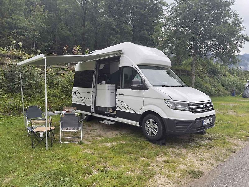 Grand California je stejně vybavená jako velký obytňák, jízda je však příjemnější a úspornější.