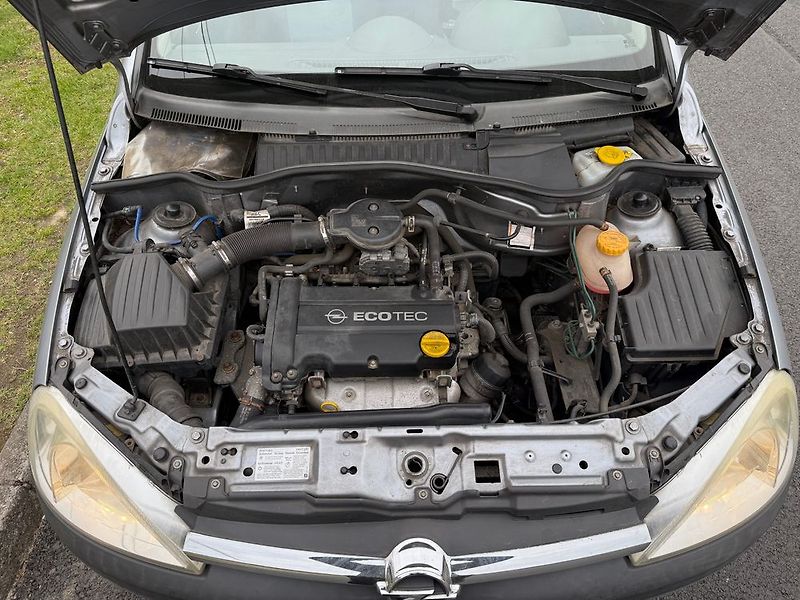Opel Corsa (2002) - fotka 21 z 24