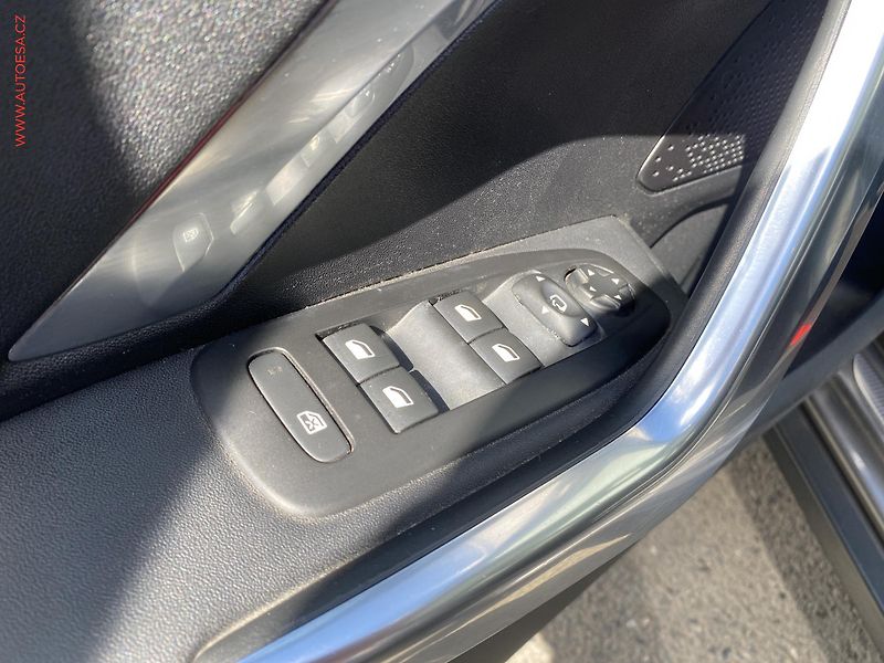 Peugeot 2008 (2018) 1.2PT, Crossway, AT, panor - fotka 13 z 17