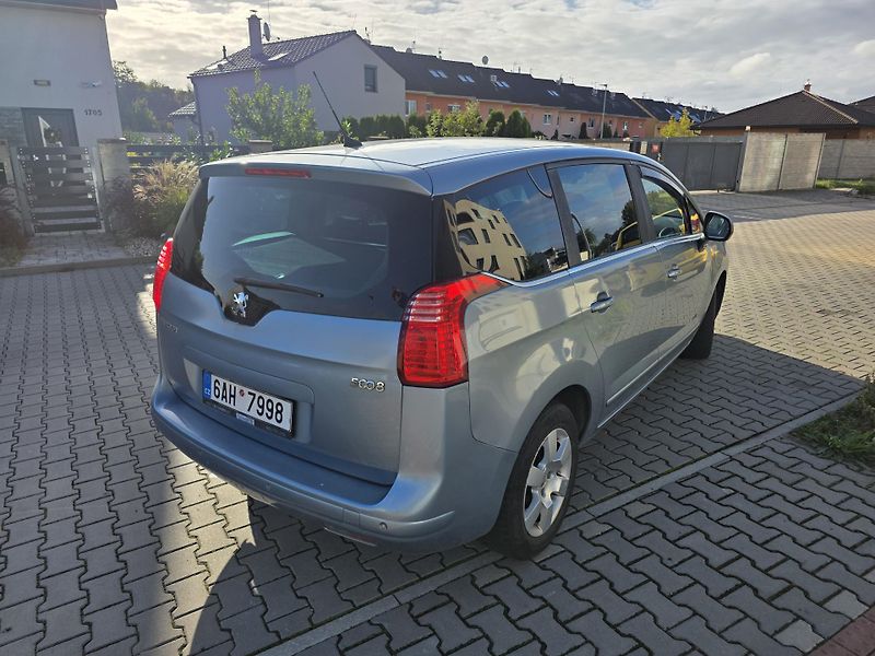 Peugeot 5008 (2011) HDI 2,0 110kw - fotka 3 z 5