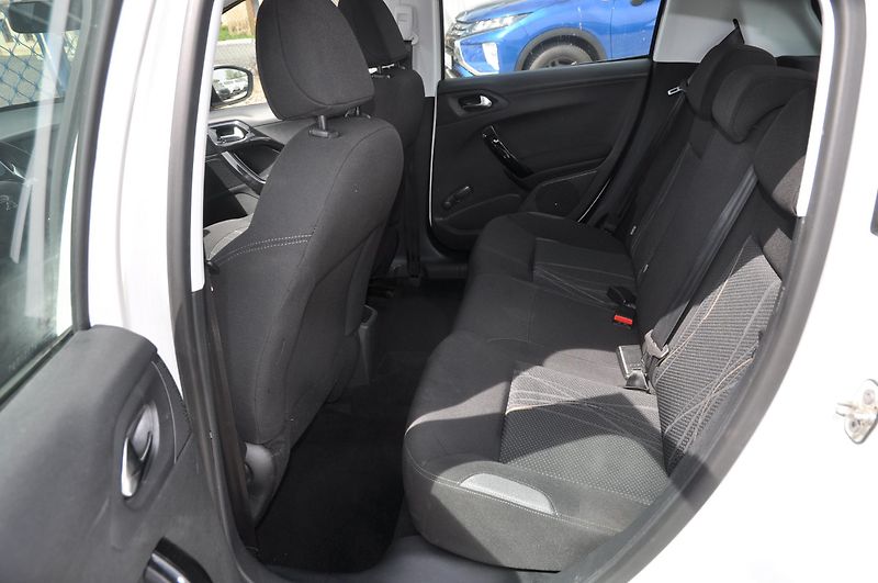 Peugeot 208 1.6HDi 55kW - fotka 7 z 10