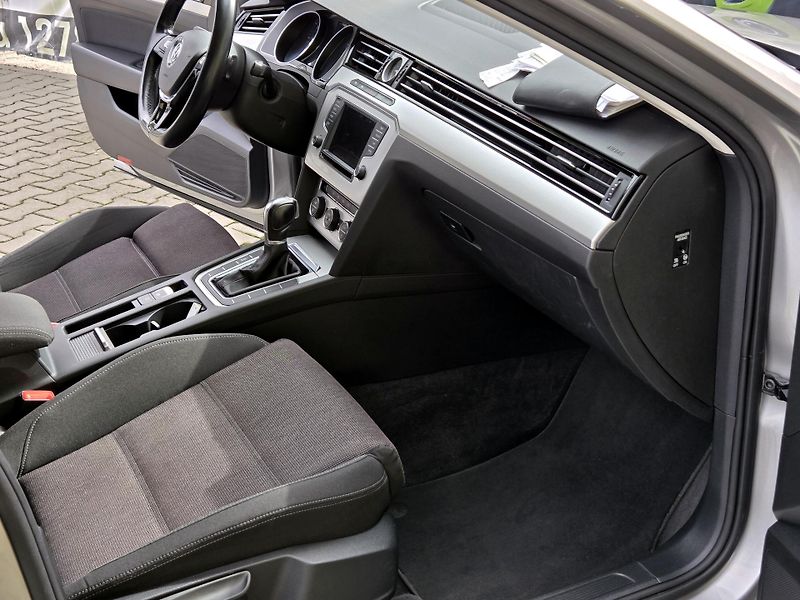 Volkswagen Passat 2.0TDi DSG *SERV.KN.FAKTURY*   - fotka 28 z 49