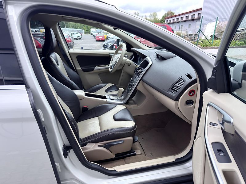Volvo XC60 D5 AWD // SUMMUM // 151 kW - fotka 17 z 22