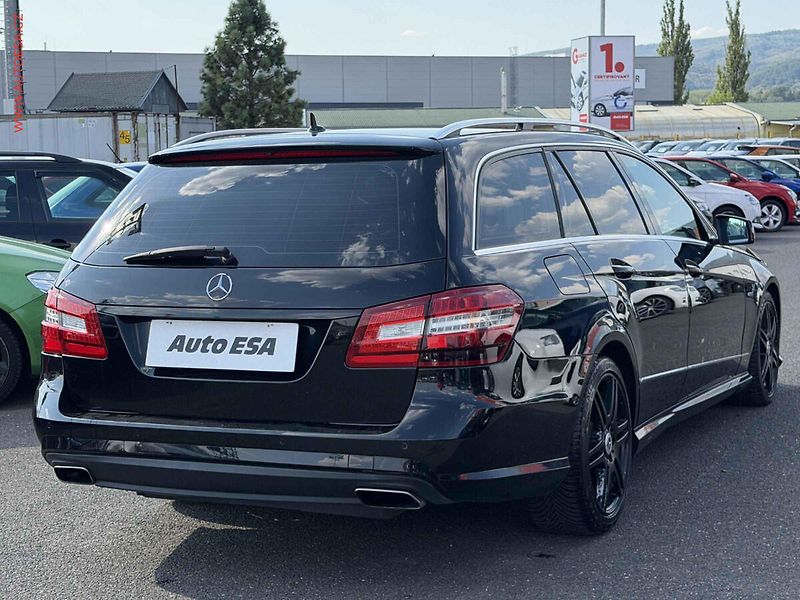 Mercedes-Benz Třídy E (2010) 350CDi 4Mat, kůže, autoAC - fotka 4 z 24