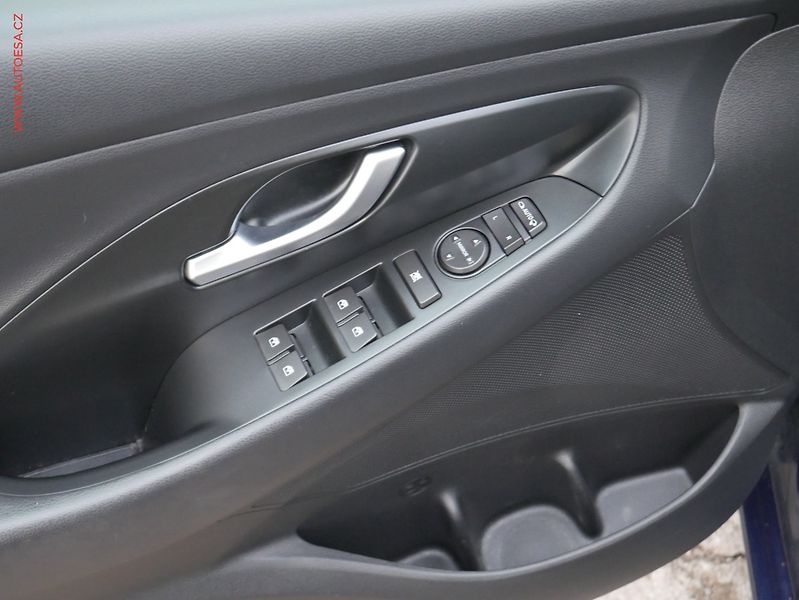Hyundai i30 (2020) 1.6 CRDi, ČR, AC, LED, kamera - fotka 16 z 18