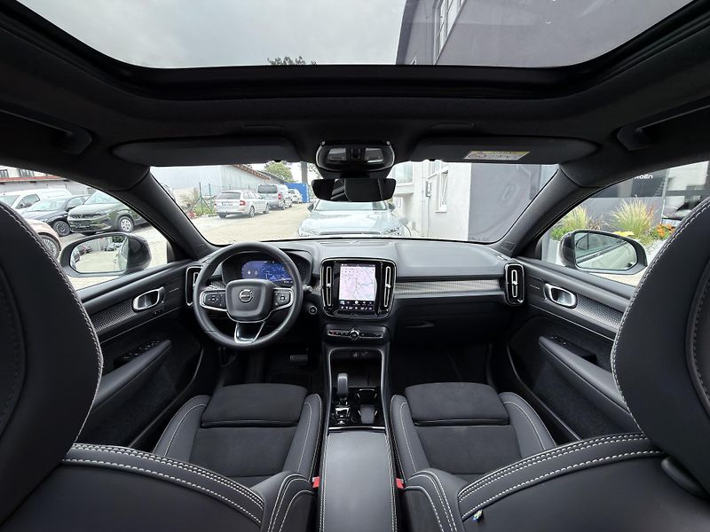 Volvo XC40 B4 FWD // ULTRA // REZERVACE - fotka 20 z 47
