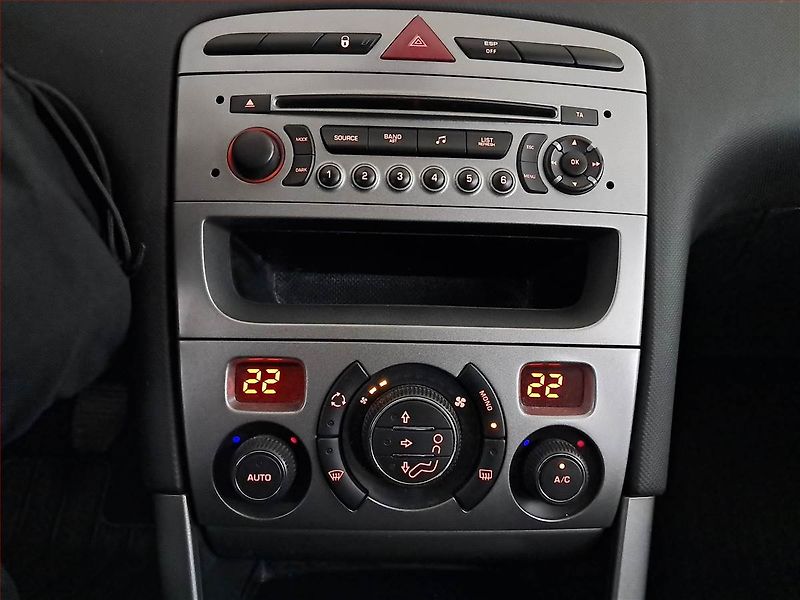 Peugeot 308 (2012) 1.6 HDi, 7 míst, po STK - fotka 15 z 19