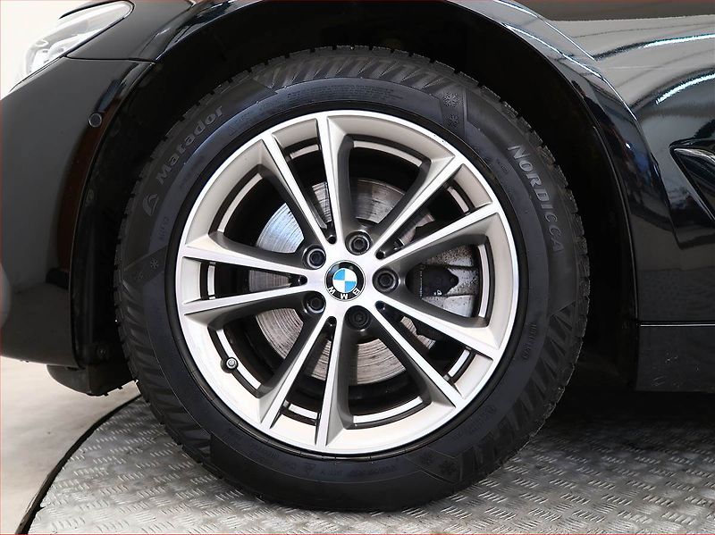 BMW Řada 5 (2019) 520d xDrive, 4X4, Automat - fotka 15 z 19