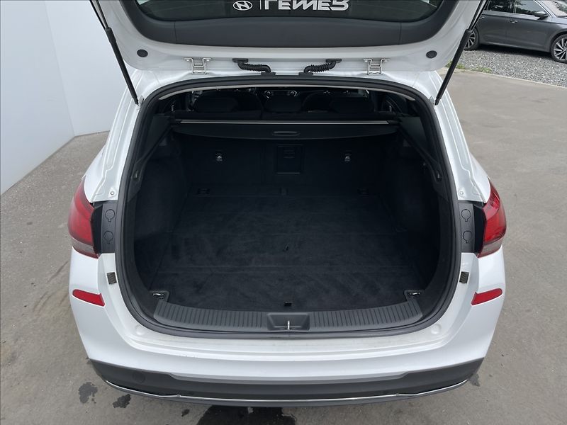 Hyundai i30 1,5 T-GDI AT7 Combi Smart PDC - fotka 23 z 23