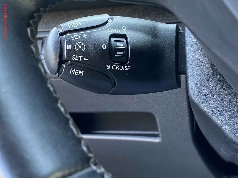 Peugeot 3008 (2019) 1.2 PT, Navi, park.čidla - fotka 13 z 16