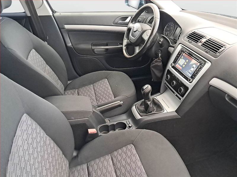 Škoda Octavia (2012) Ambition 1.6 TDI, Tempomat - fotka 9 z 16