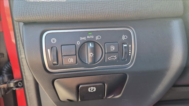 Volvo XC60 2,4 D5 158KW R-Design Momentum - fotka 15 z 23