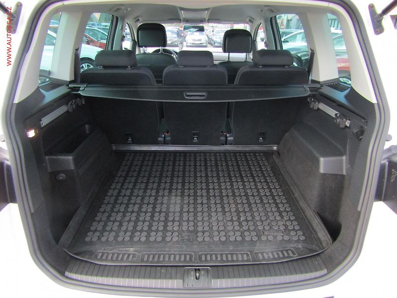 Volkswagen Touran (2015) 1.6TDI, AC, výhřev sed - fotka 7 z 15