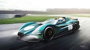 Aston Martin DBR1. Historický závoďák od Astonu zde očividně vychází ze současné okruhové hračky Vulcan, ale přesto si zanechává otevřenou karoserii a fešácký oblouk nad hlavou řidiče.