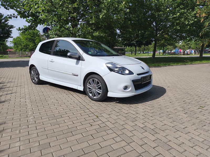 Renault Clio 1.6 GT - fotka 16 z 22
