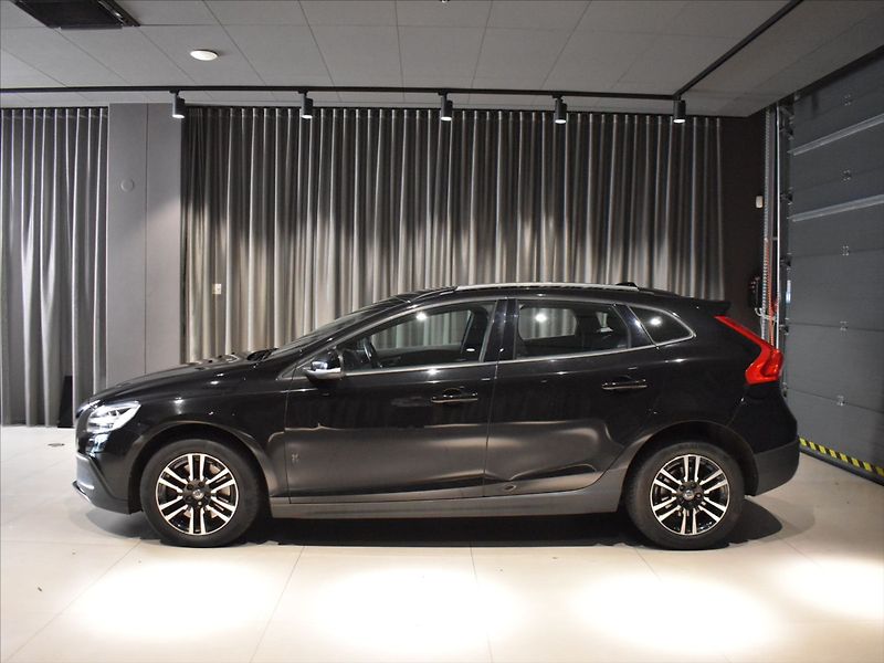 Volvo V40 2,0 D3 Cross Country Adapt.tem - fotka 2 z 25