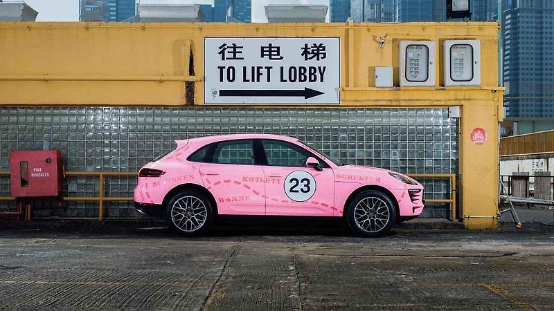 Pětice modelů Porsche Macan v barvách slavných Le Mans závoďáků.
