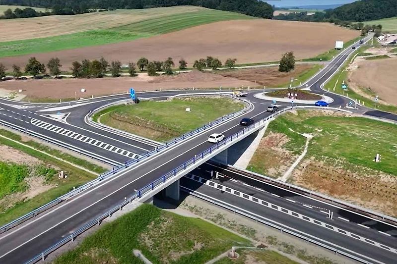 Obchvat Jaroměře z ptačí perspektivy. Průlet nad stavbou před dokončením.